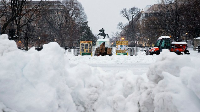 <p>Tempestade de neve deve alcançar Washington nesta quinta-feira (13), depois de ter deixado uma dezena de mortos no sul do país</p>