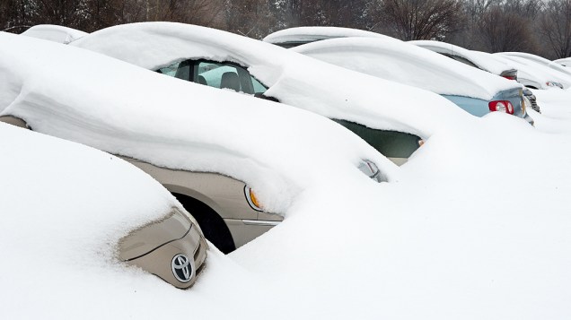 <p>Tempestade cobriu de neve estacionamento de loja de aluguel de carros em Washington (EUA), nesta sexta-feira (14)</p>