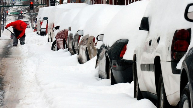 <p>Tempestade cobriu de neve carros em Hagerstown (EUA), nesta sexta-feira (14)</p>