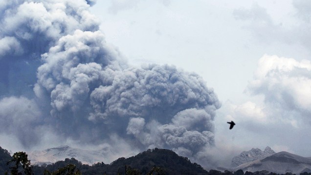 Vulcão do monte Kelud entra em erupção, visto da aldeia de Anyar , região leste da ilha de Java, a mais povoada da Indonésia