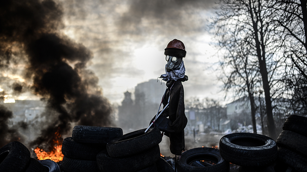 Manifestantes montam espantalho em uma barricada durante protestos contra o governo em Kiev, na Ucrânia