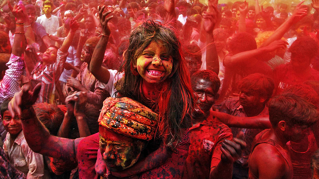 Jovem indiana participa do Holi, o Festival Hindu das Cores, na cidade de Guwahati, na Índia, para celebrar a chegada da primavera