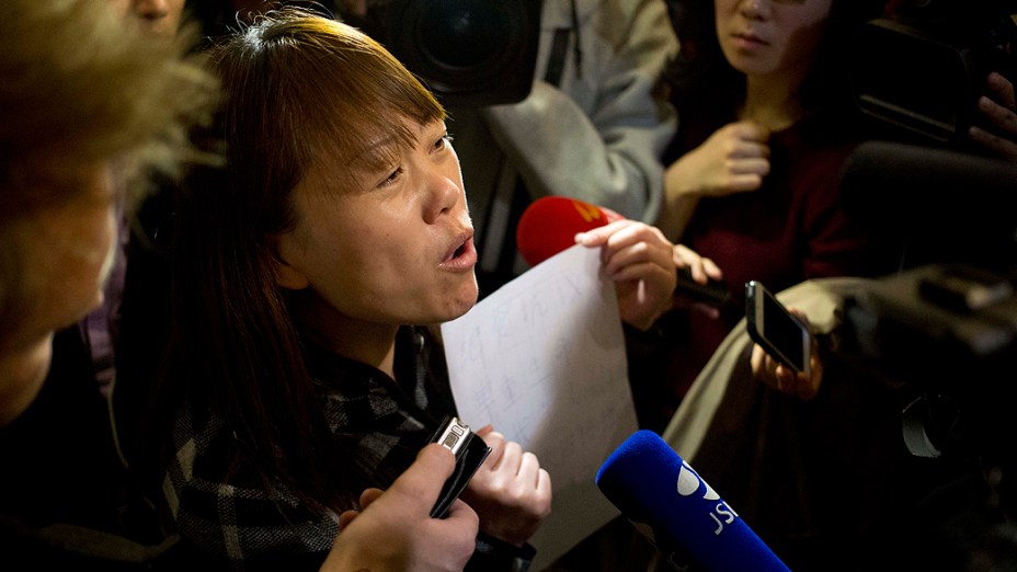 <p>Familiares de passageiros do voo MH370 da Malaysia Airlines, desaparecido há mais de uma semana, reclamam da falta de informações e do modo como a situação tem sido conduzida</p>