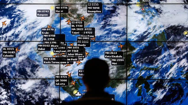 <p>Parente de passageiro a bordo do avião da Malaysia Airlines, desaparecido desde o último sábado (7), espera por notícias no Aeroporto Internacional de Kuala Lumpur</p>