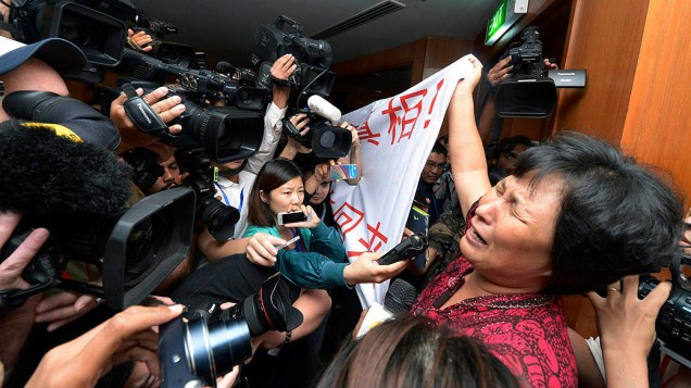 <p>Familiares de passageiros do voo MH370 da Malaysia Airlines, desaparecido há mais de uma semana, reclamam da falta de informações e do modo como a situação tem sido conduzida</p> <p>Familiares de passageiros do voo MH370 da Malaysia Airlines, desaparecido há mais de uma semana, reclamam da falta de informações e do modo como a situação tem sido conduzida</p>