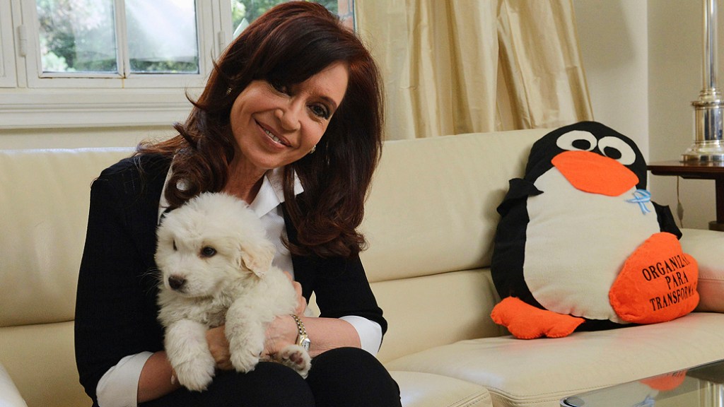 Após retomar a sua agenda oficial, a presidente argentina Cristina Kirchner posa com seu cachorro na residência presidencial de Olivos, em Buenos Aires