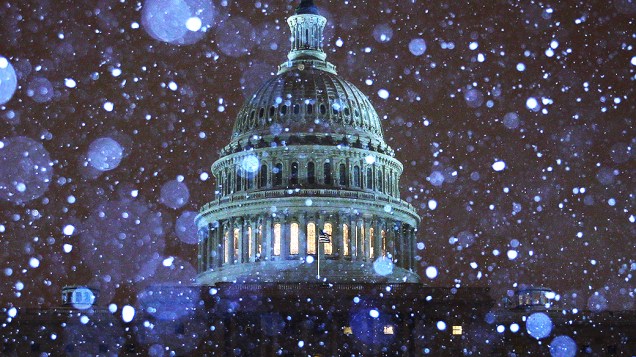 <p>Neve cai em frente ao Capitólio dos Estados Unidos em Washington</p>