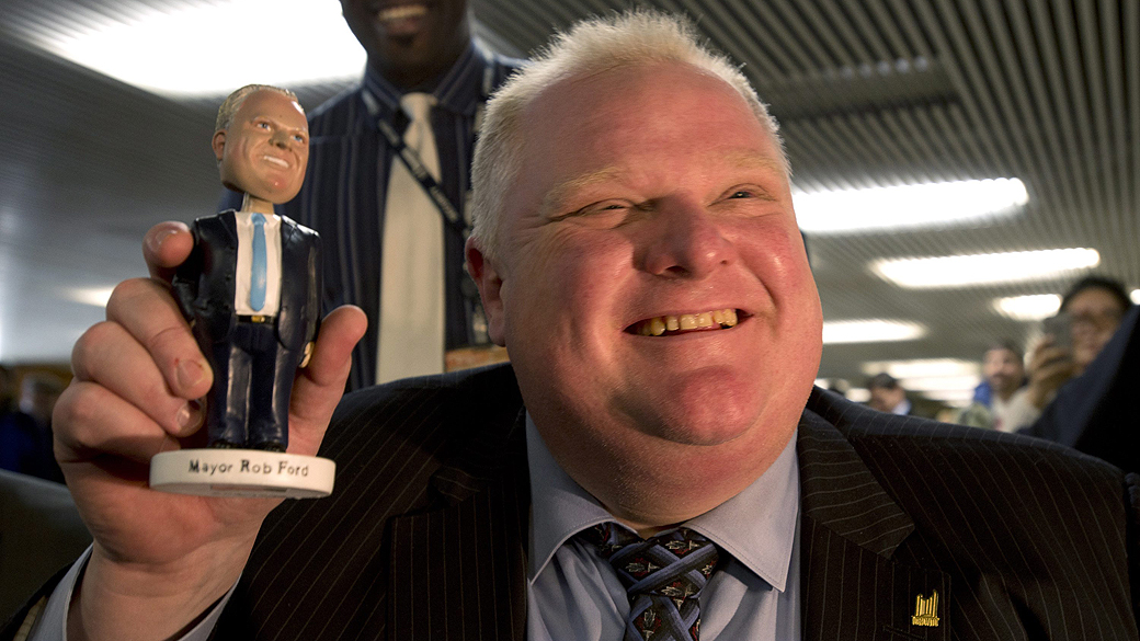 Após polêmica com uso de drogas, prefeito de Toronto vira boneco. Rob Ford vendeu bonequinhos de si próprio para caridade