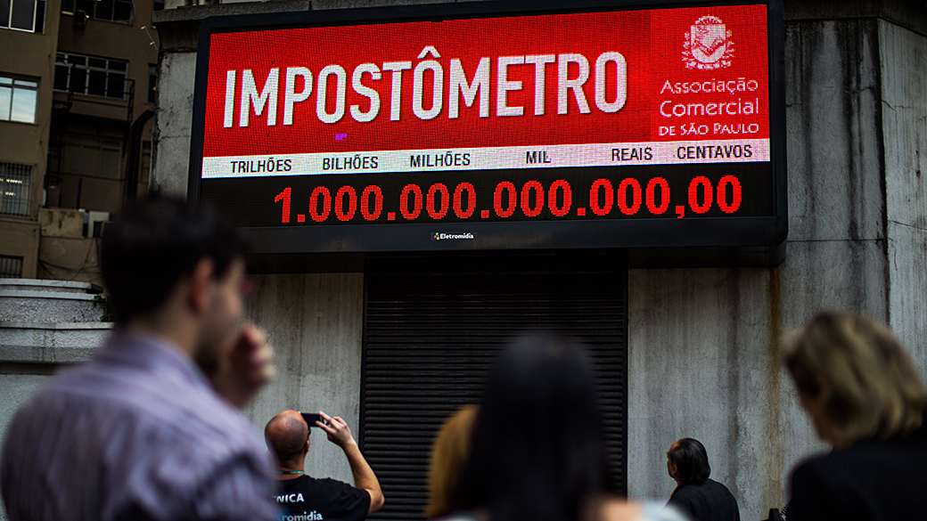O painel do Impostômetro está localizado na Rua Boa Vista, no centro da capital paulista
