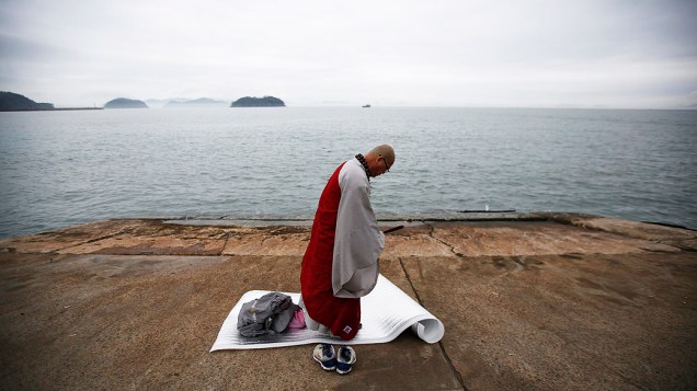 Monge budista reza pelos passageiros desaparecidos que estavam na balsa sul-coreana Sewol