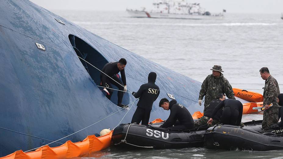 Equipes de resgate buscam passageiros do navio que naufragou próximo a Jindo, na Coreia do Sul
