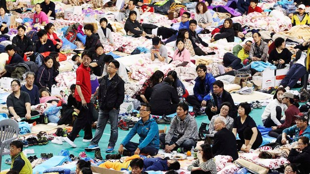 Os familiares dos passageiros desaparecidos do barco sul-coreano "Sewol", que afundou no mar, aguardam em uma academia em Jindo