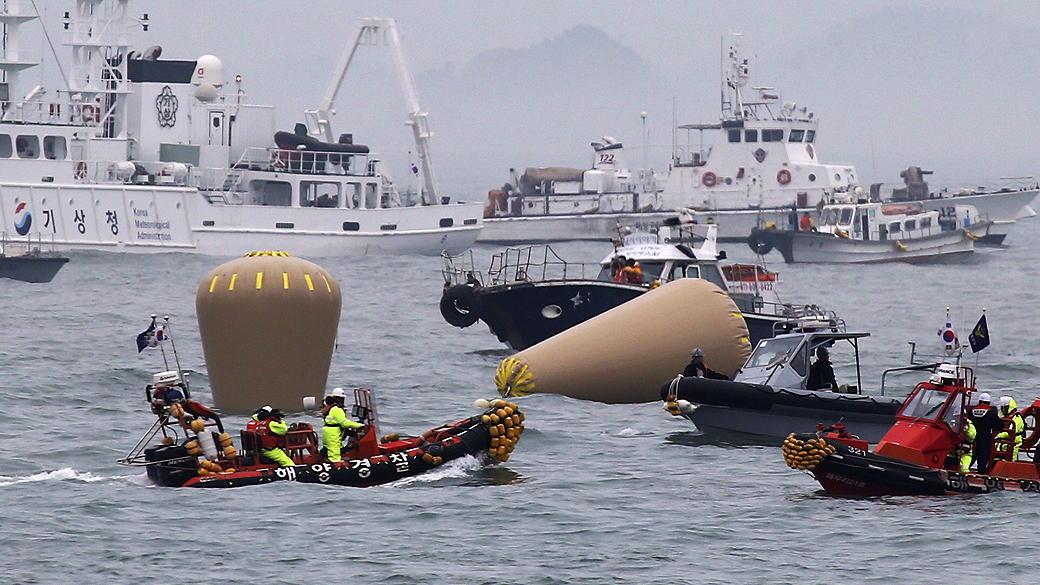Equipes de resgate instalam boias marcando o local onde a balsa Sewol naufragou, na costa de Jindo, sul da Coreia do Sul
