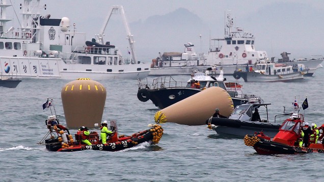 Equipes de resgate instalam boias marcando o local onde a balsa Sewol naufragou, na costa de Jindo, sul da Coreia do Sul