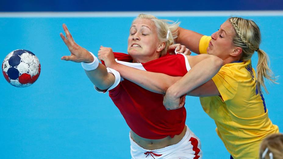 Disputa de bola entre Suécia e Dinamarca no handebol feminino, em 28/07/2012
