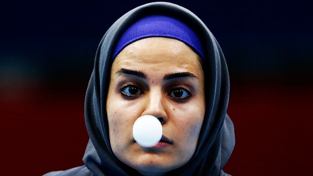 A iraniana Neda Shahsavari durante partida de tênis de mesa contra a nigeriana Olufunke Oshonaike