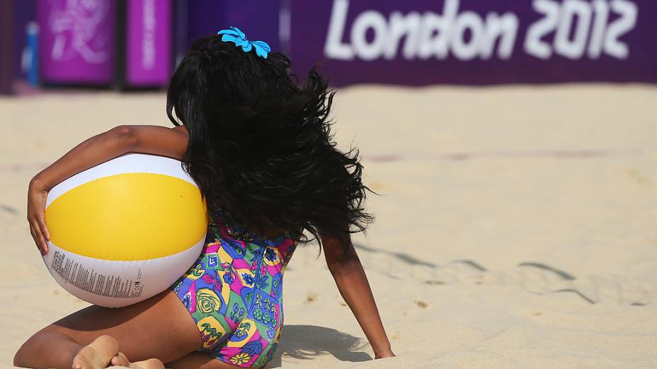 Animadora de torcida durante competição de vôlei de praia feminino