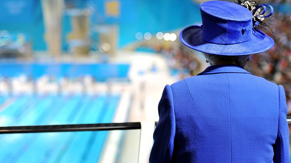 Rainha Elizabeth II durante a competição de natação