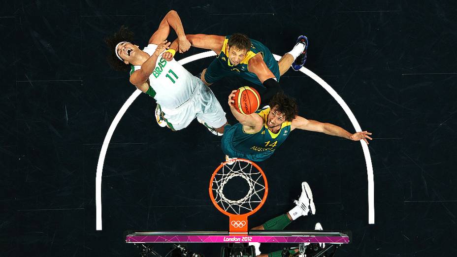 O basquete masculino do Brasil faz sua primeira partida em Londres, contra a Austrália, em 29/07/2012