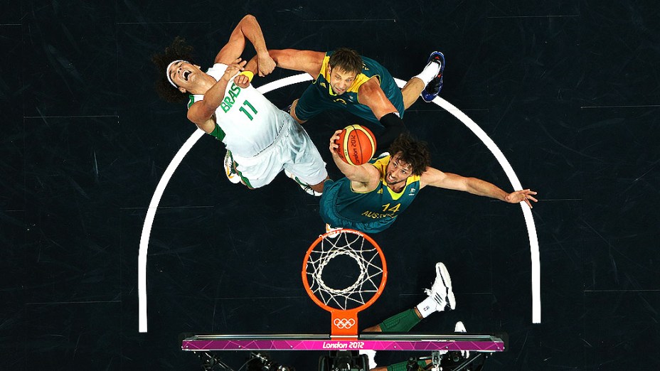 O basquete masculino do Brasil faz sua primeira partida em Londres, contra a Austrália, em 29/07/2012
