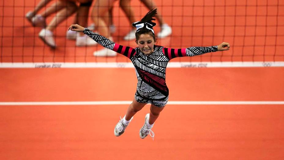 Acrobata anima a torcida na arena de vôlei, em 30/07/2012