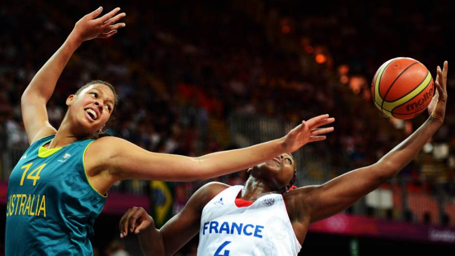 A australiana Elizabeth Cambage e a francesa Isabelle Yacoubou durante partida de basquete, em 30/07/2012