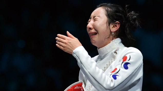 A sul-coreana Shin A Lam chora após partida contra a alemã Britta Heidemann em que cometeu uma falta técnica que pode desqualificá-la, em 30/07/2012