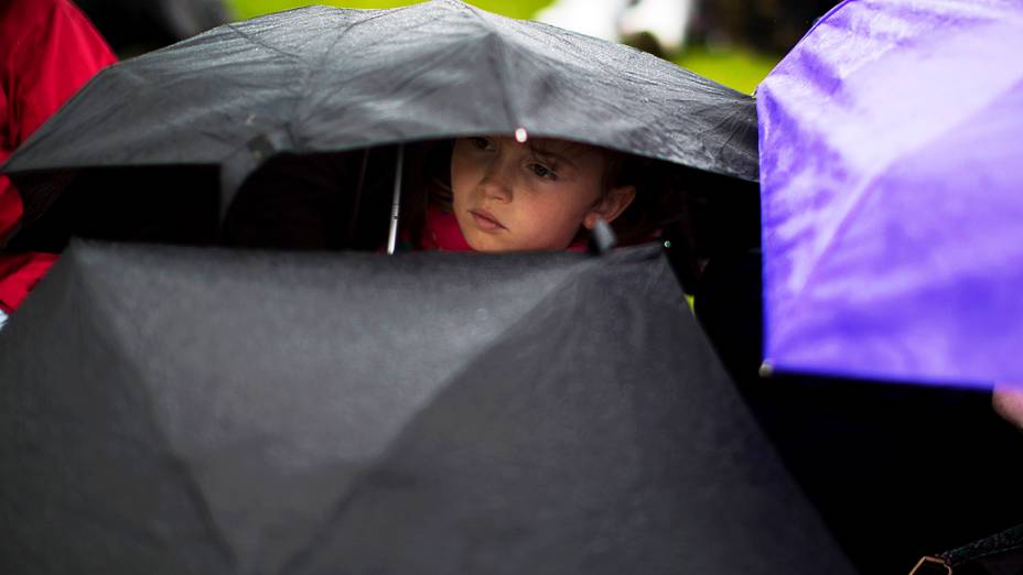 Público se protege da chuva no parque Olímpico de Londres, em 31/07/2012