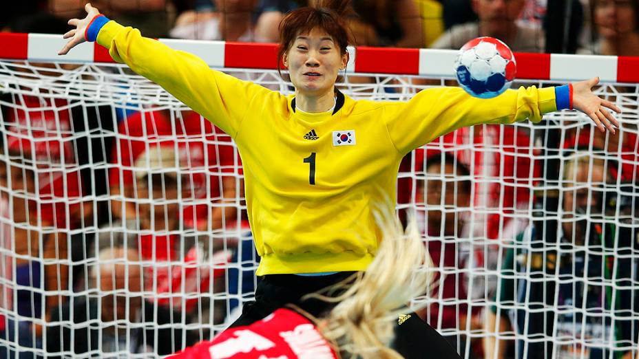 A jogadora norueguesa de handebol Linn Jorum Sulland salta durante ataque em partida contra a seleção da Coreia do Sul, em 01/08/2012