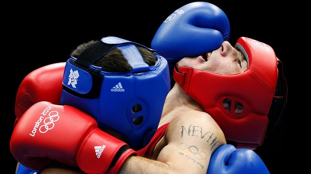 Irlandês John Joe Nevin (dir.) luta contra Knat Abutalipov do Cazaquistão na categoria de 56 kg