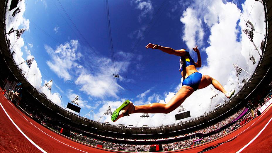Hanna Demydova, atleta da Ucrânia durante a prova do salto triplo, em 03/08/2012