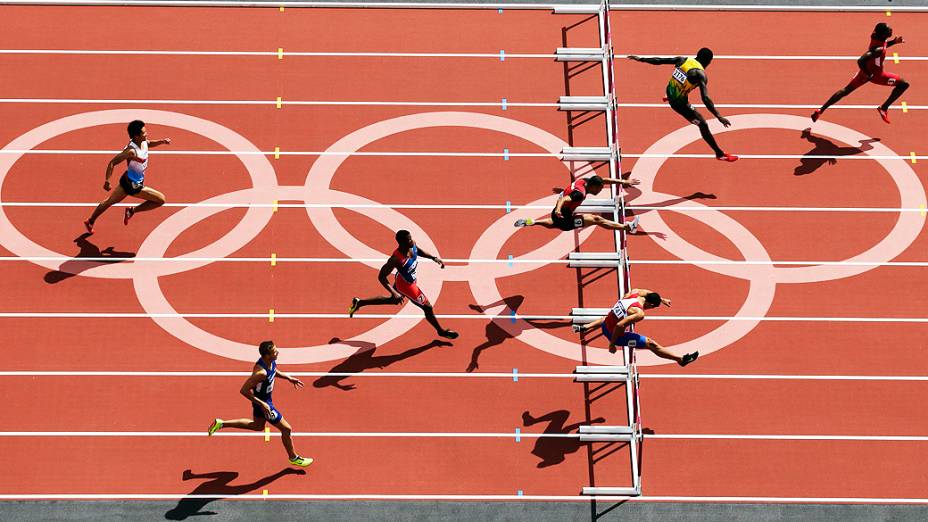 Atletas competem na prova dos 400m com obstáculos para homens, em 03/08/2012