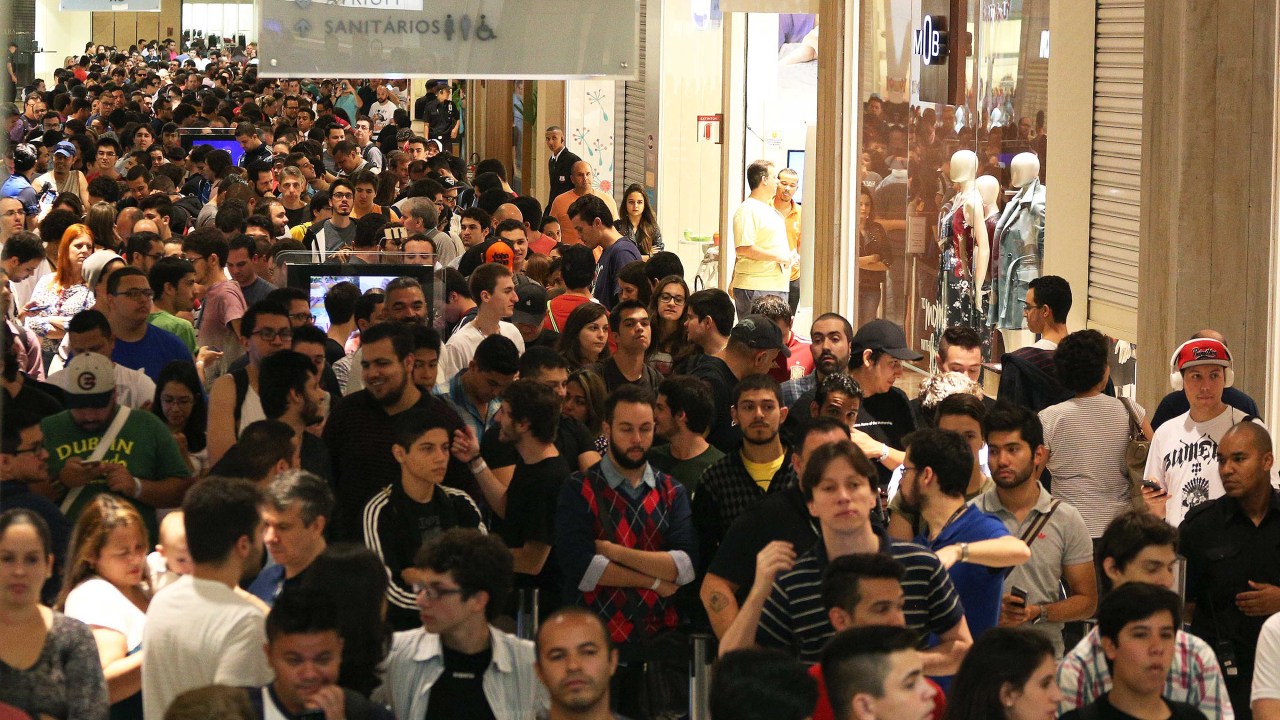 Movimentação na inauguração da mega loja da Apple Store no shopping Morumbi, na zona sul da cidade de São Paulo, SP, na manhã deste sábado (18)