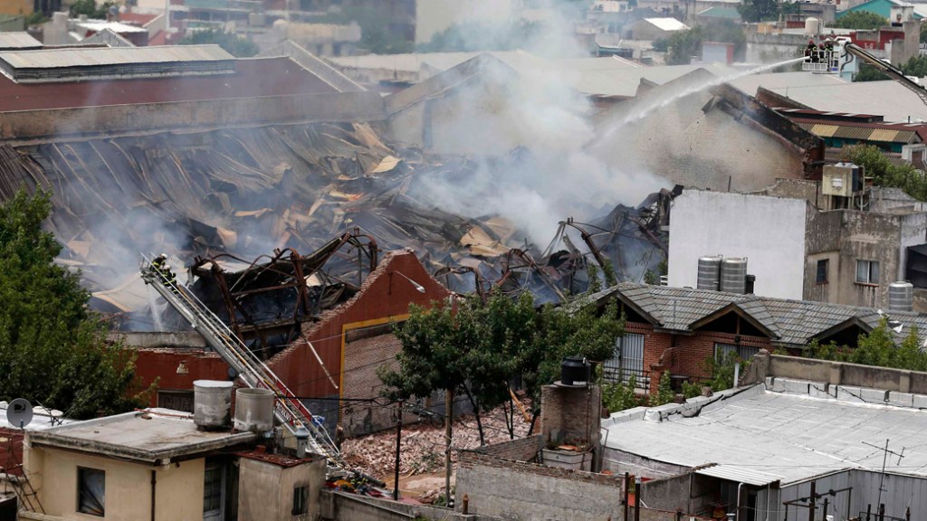 Bombeiros fazem rescaldo de incêndio no bairro de Barracas, na capital argentina Buenos Aires