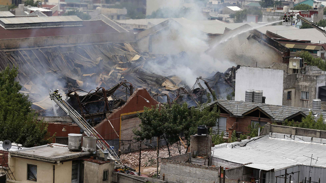 Bombeiros fazem rescaldo de incêndio no bairro de Barracas, na capital argentina Buenos Aires