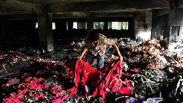 Fábrica de roupas que pegou fogo em Bangladesh em novembro. Tragédia voltou a se repetir