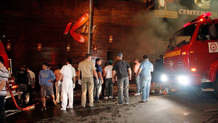 Incêndio na boate em Santa Maria, são contabilizados ao menos 232 mortos e mais de 100 feridos, no Rio Grande do Sul