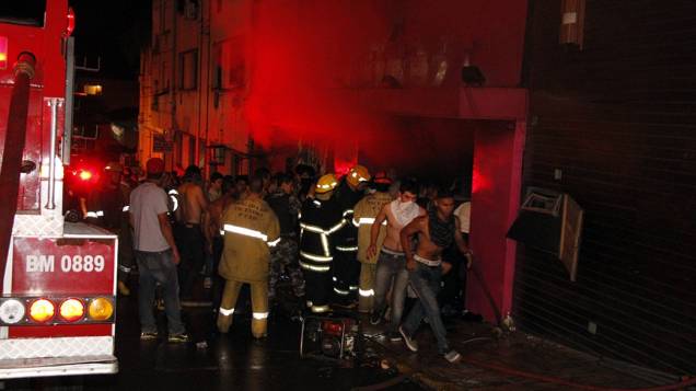 Incêndio na boate em Santa Maria, são contabilizados ao menos 232 mortos e mais de 100 feridos, no Rio Grande do Sul