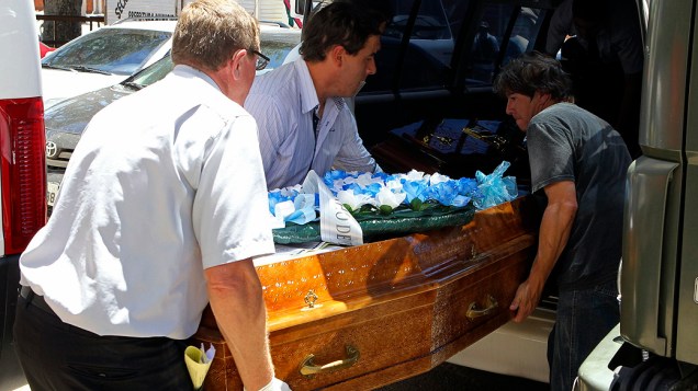 Caixão de uma das vítimas do incêndio sendo transportado para o funeral, em Santa Maria