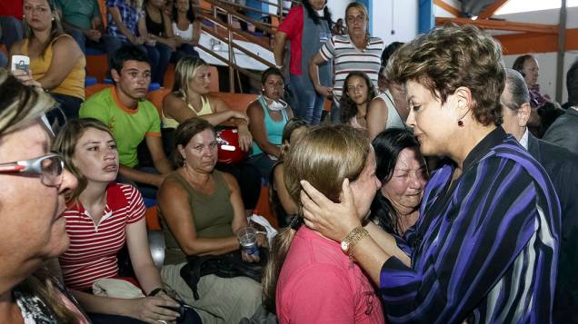 A presidente Dilma Rousseff presta apoio aos familiares das vítimas do Incêndio, em Santa Maria