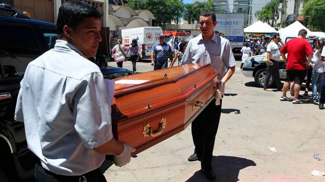 Caixão de uma das vítimas do incêndio sendo transportado para o funeral, em Santa Maria