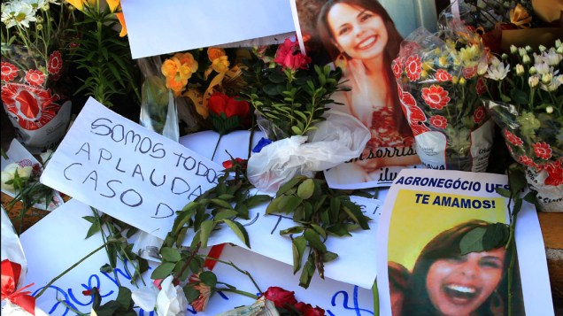 Flores e fotografias em homenagem às vítimas em frente a boate Kiss em Santa Maria