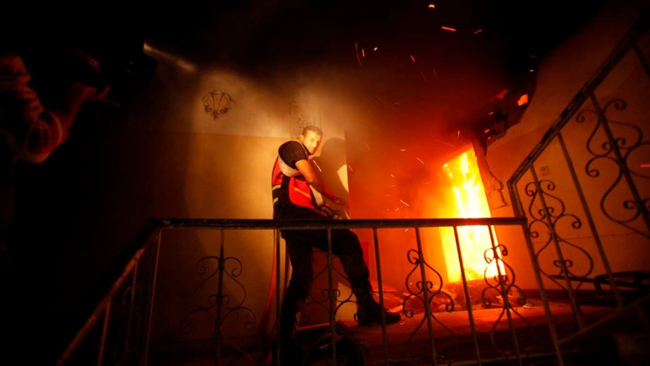 Bombeiro em incêndio provocado por ataque aéreo israelense, em Gaza