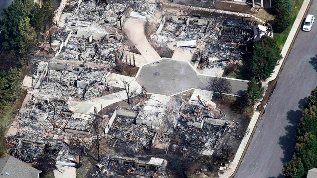 Algumas das centenas de casas totalmente destruídas após o incêndio que atingiu Colorado Springs, nos EUA