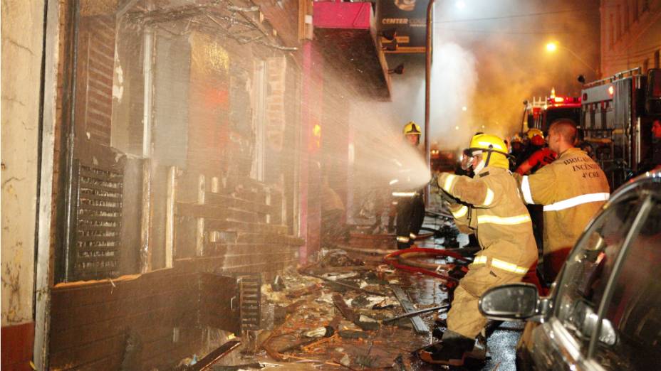 Brigada de incêndio no combate às chamas, na boate Kiss, em Santa Maria, na madrugada deste domingo