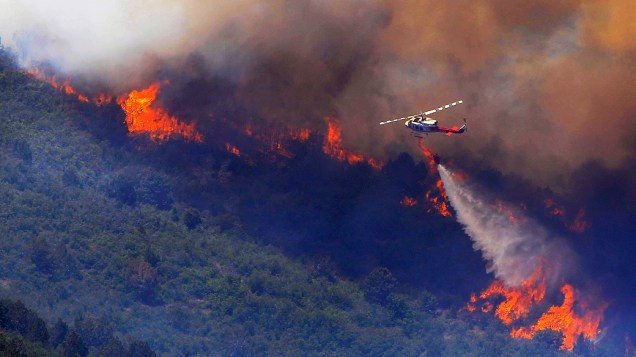 Equipes aéreas lançam água para conter chamas em Utah; incêndio florestal forçou cerca de 1.500 a deixarem suas casas