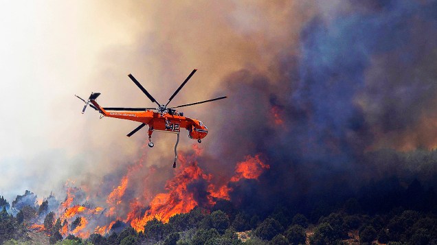 Equipes aéreas lançam água para conter chamas em Utah; incêndio florestal forçou cerca de 1.500 a deixarem suas casas