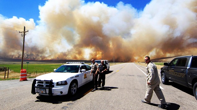 Policiais isolam área no Estado de Utah (EUA) atingida por incêndio florestal