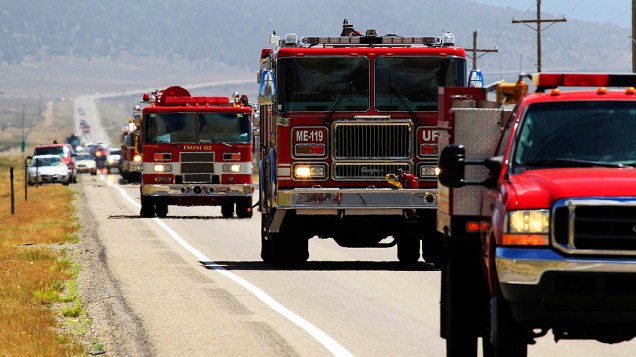 Caminhões de bombeiros seguem para combater incêndio, na área florestal de Fairview, Utah (EUA)