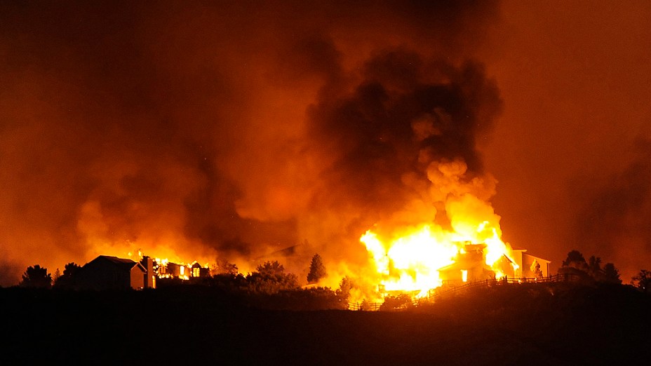 Apague o fogo com um balde de água. incêndios florestais no verão. plano